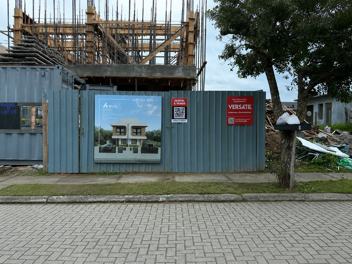 Estrutura em andamento — vista lateral com tapume BUD