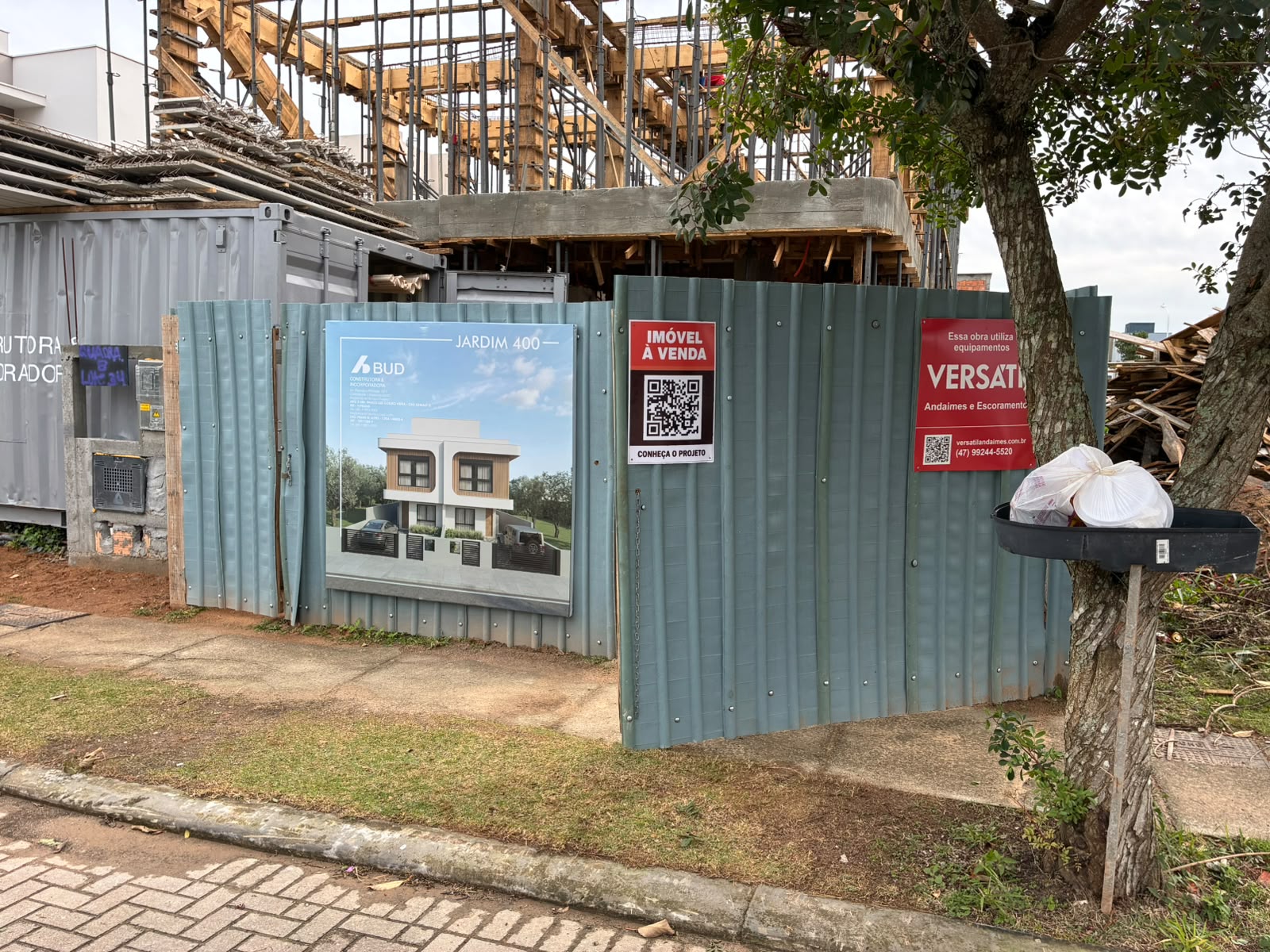 Estrutura em andamento — vista frontal com projeto exposto